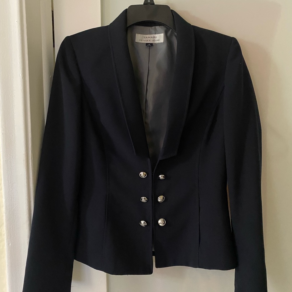 Sharp elegant navy blue jacket / blazer looks like new. size 2-6. Make an offer!